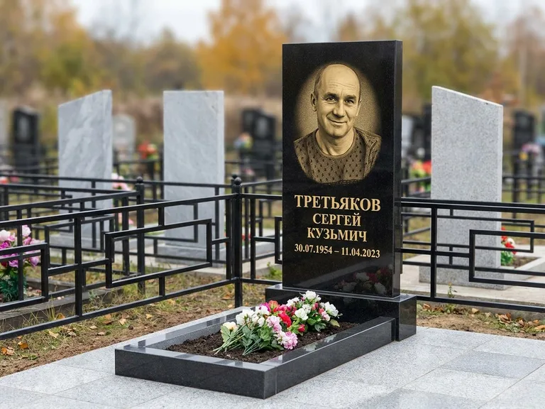 Портрет на памятнике в Нижневартовске — Восстановленный портрет → гравировка на вертикальной стеле