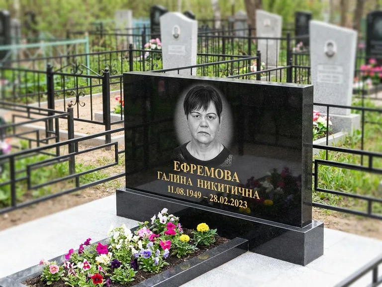 Портрет на памятнике в Нижневартовске — Ч/б портрет → гравировка на горизонтальном памятнике