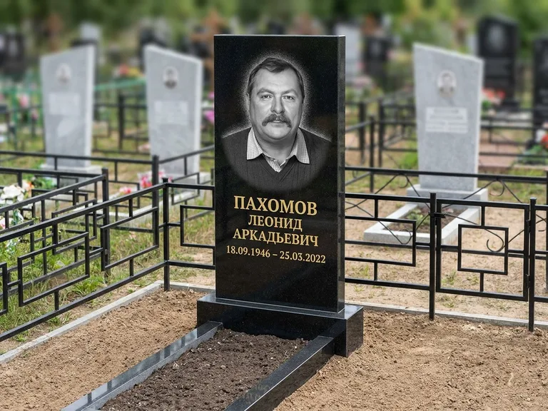 Портрет на памятнике в Нижневартовске — Маленькое фото → гравировка на простом бюджетном памятнике