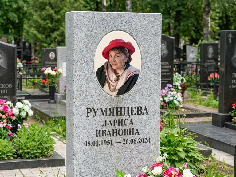 Портрет на памятнике в Нижневартовске — Цветной портрет → овальная фотокерамика на светлом камне