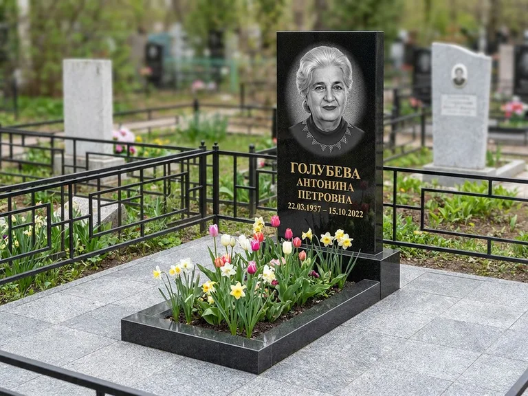 Портрет на памятнике в Нижневартовске — Выцветший скан восстановили и награвировали на стеле