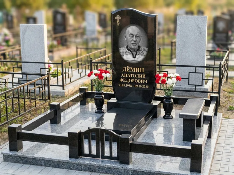 Портрет на памятнике в Нижневартовске — Реставрация → гравировка на премиум-комплексе