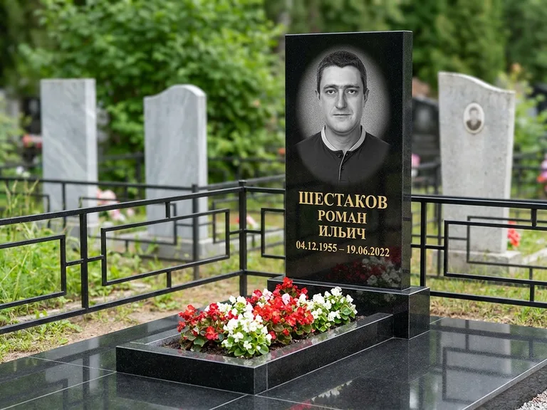 Портрет на памятнике в Нижневартовске — Ч/б портрет → гравировка на стеле