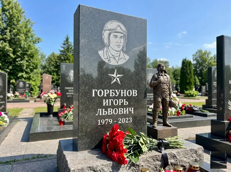 Гранитная фигура лётчика на памятнике военному со звездой в Нижневартовске