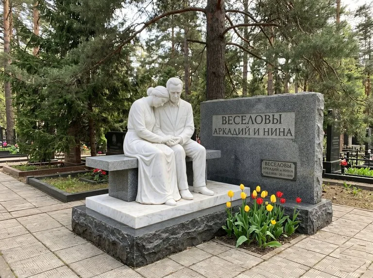Мраморная скорбящая пара на эксклюзивном мемориале в Нижневартовске