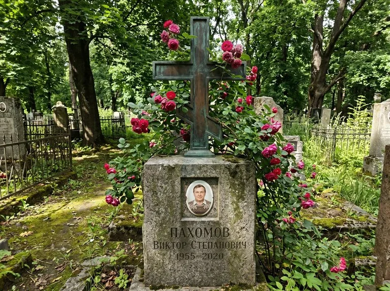 Бронзовый крест с розами на гранитной плите в Нижневартовске