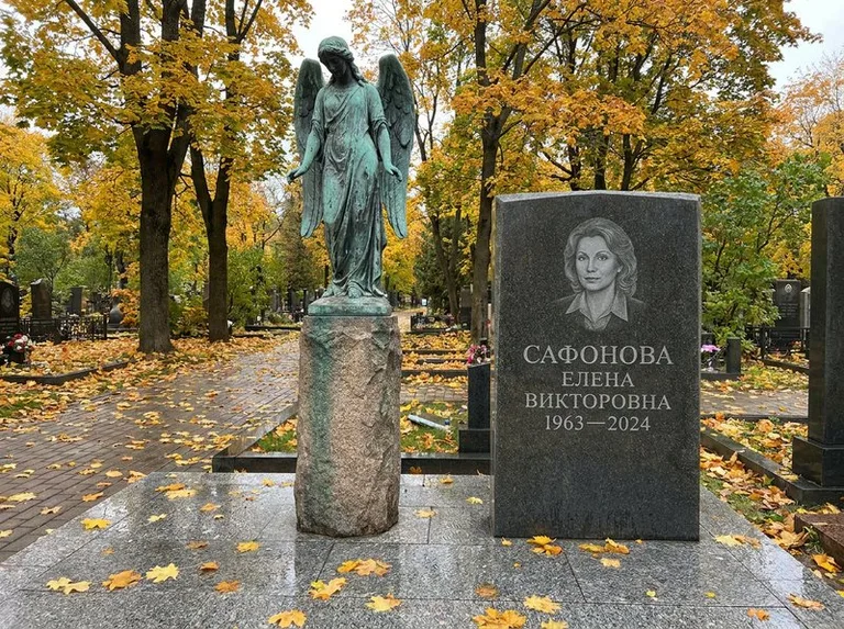 Бронзовый ангел на колонне рядом с памятником в Нижневартовске