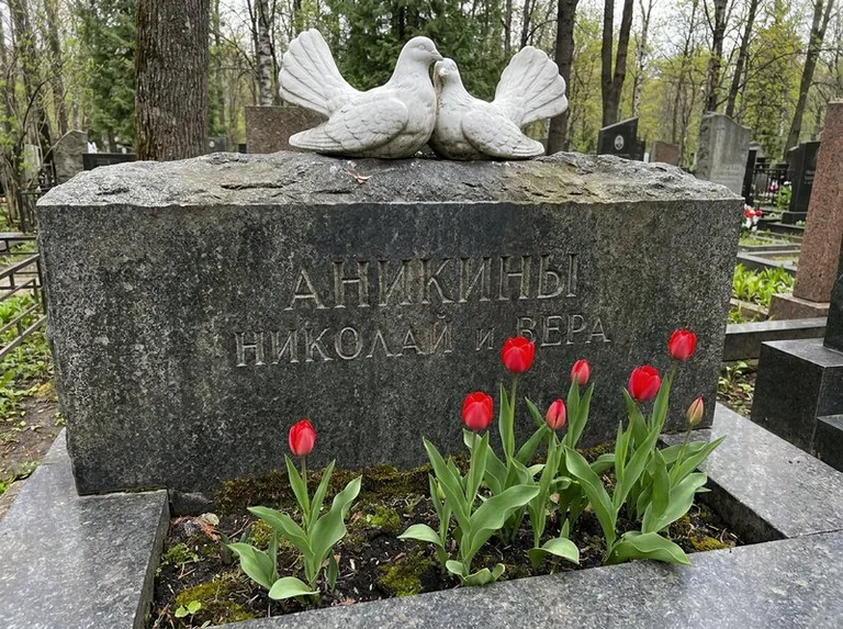 Пара голубей из литьевого мрамора на гранитной плите в Нижневартовске