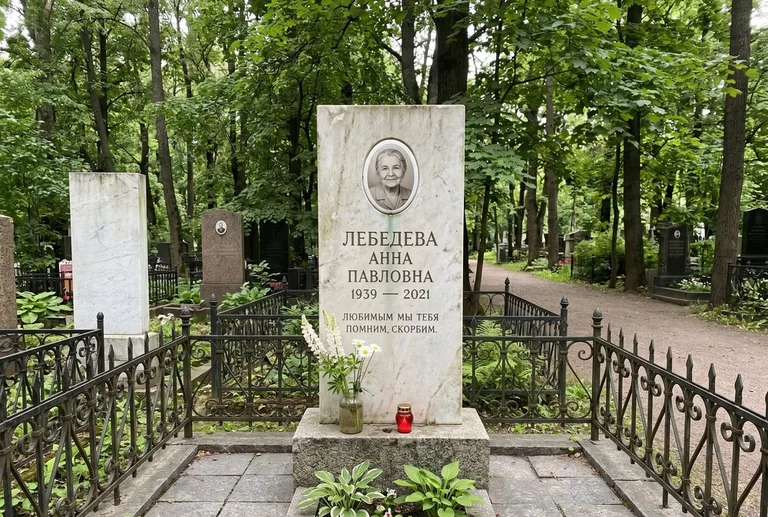 Уборка могилы до и после осенью — городское кладбище в Нижневартовске