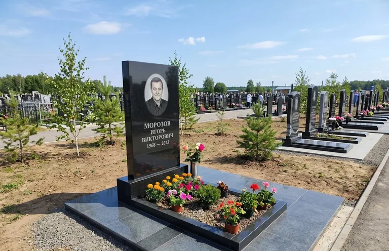 Уборка могилы со скамьёй до и после в Нижневартовске