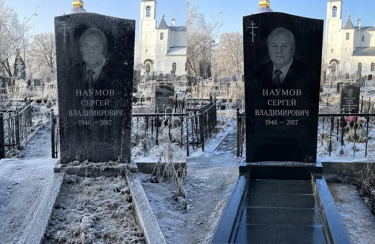 Диптих №18: могила с деревянным крестом и низкой оградкой — выполота трава в Нижневартовске