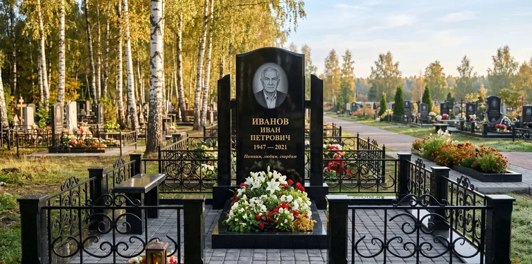 Мемориальный комплекс с цветником и оградой в Нижневартовске