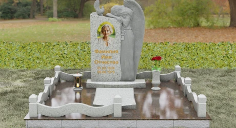 Памятник с птицами и гравировкой журавлей из гранита