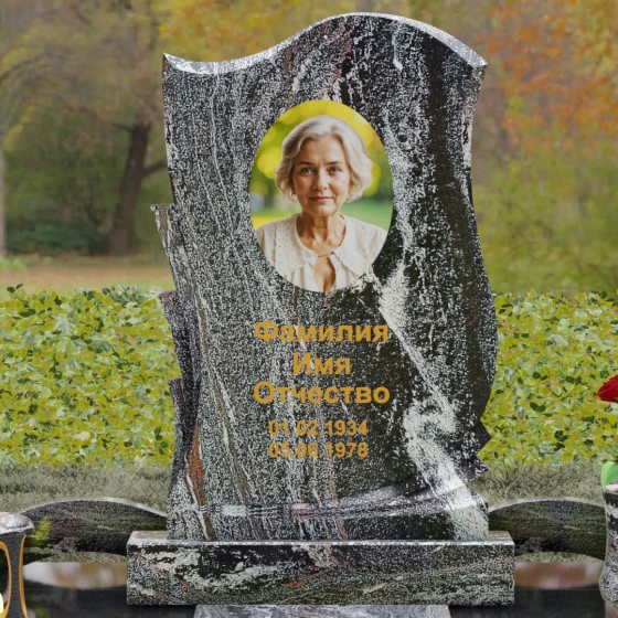 Гранитный вертикальный памятник в Красноярске, гранит амфиболит
