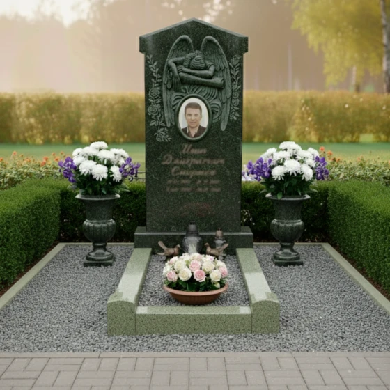 Гранитный памятник с крыльями ангела, гранит Балтик грин