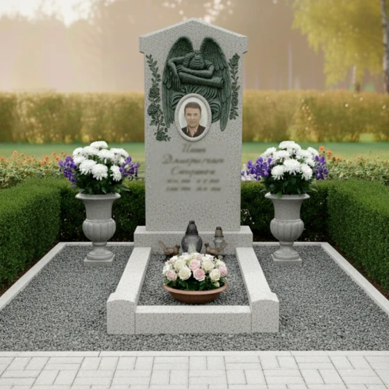 Гранитный памятник с крыльями ангела, гранит Мансуровский