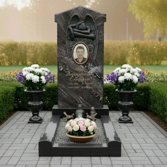 Гранитный памятник с крыльями ангела, гранит амфиболит