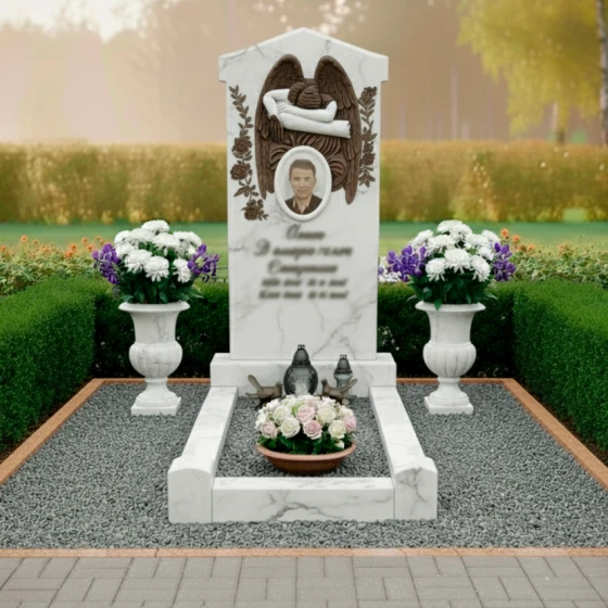 Гранитный памятник с крыльями ангела, мрамор Тассос
