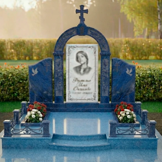 Элитный вертикальный гранитный памятник с крестом во Владивостоке, гранит Блю Перл