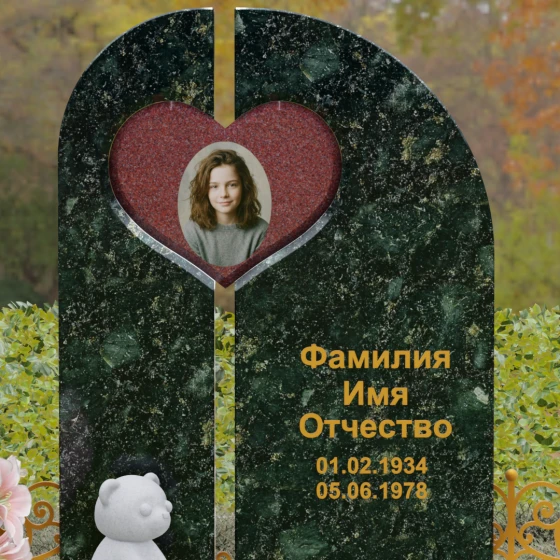 Гранитный памятник с вырезом — сердцем и асимметрией, гранит Балтик грин, в Москве