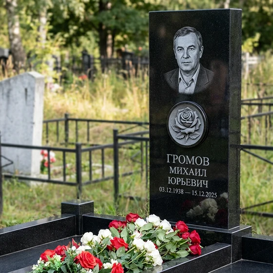 Памятник с розой в медальоне из черного габбро-диабаза