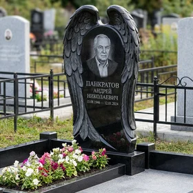 Памятник с крылом ангела из черного гранита габбро-диабаз