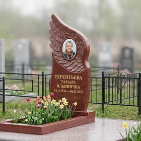 Памятник с крылом ангела из лезниковского гранита с фотокерамикой