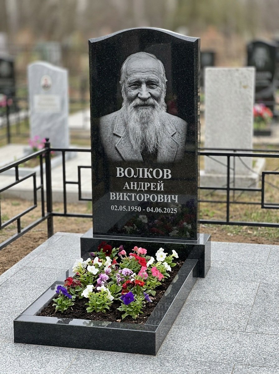 Портрет на памятнике в Нижневартовске — Старый снимок восстановили, портрет по грудь — гравировка